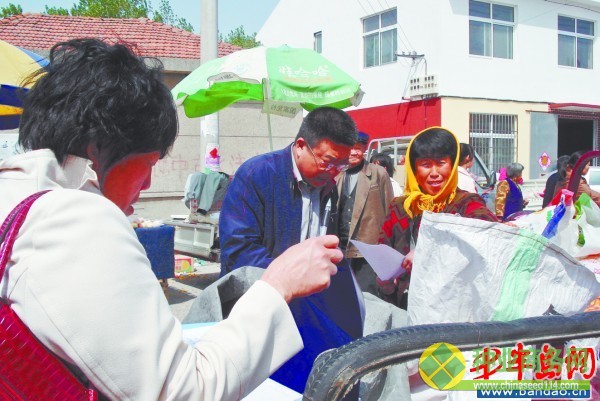 膠州市農(nóng)業(yè)局執(zhí)法大隊(duì)在市場(chǎng)進(jìn)行檢查。