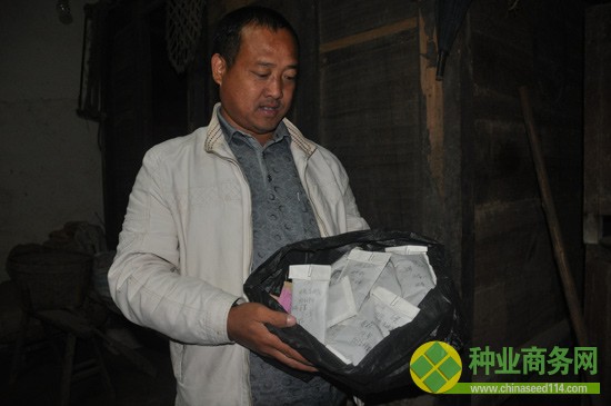 沈家的儲(chǔ)藏室里，沈昌健展示研究用的各類油菜種子，身后妻子朱春貴在整理從田里摘回的蔬菜。油菜研究是沒(méi)有收入的，吃飯全靠家里五畝口糧田和菜地。