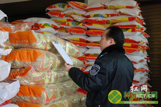 (長沙市望城區(qū)農(nóng)業(yè)局執(zhí)法大隊(duì)負(fù)責(zé)人仔細(xì)詢問種子來源，并了解銷售情況。)