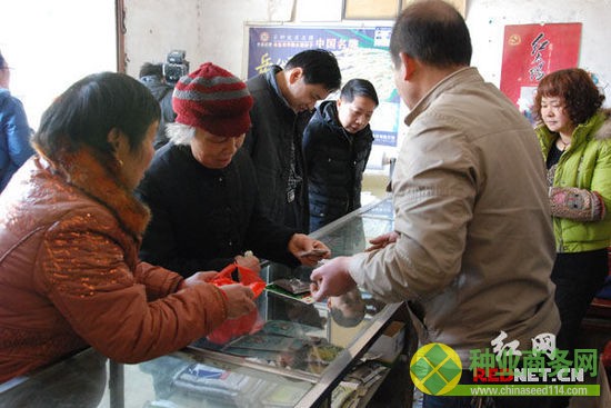 (正月十五以來，農(nóng)民陸續(xù)購買種子以備春耕，預(yù)計(jì)三月初出現(xiàn)集中購買高峰。)