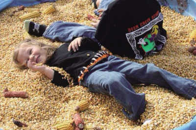 滿山滿谷的玉米成了孩子們的&ldquo;游樂場&rdquo;