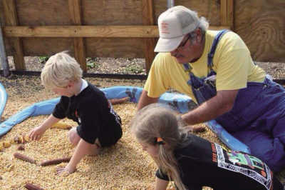 在美國伊利諾伊州水晶湖市經(jīng)營甜玉米種植生意的農(nóng)民麥克&middot;羅維手捧轉(zhuǎn)基因玉米。
