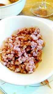 圖為：&ldquo;海水稻&rdquo;做成的米飯。