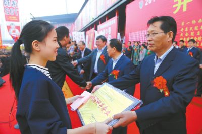 省種子協(xié)會副會長宋連啟（右一）向誠信企業(yè)頒發(fā)獎牌。