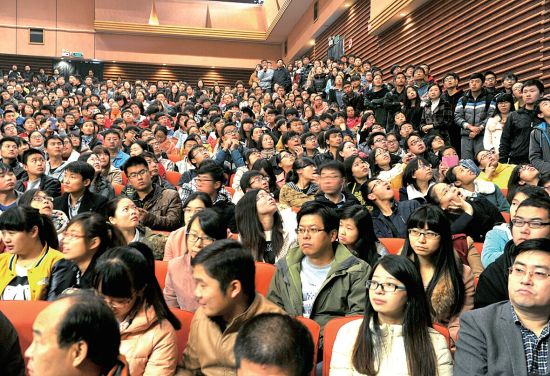 袁隆平在河南農(nóng)業(yè)大學(xué)作報(bào)告，引發(fā)校園旋風(fēng)