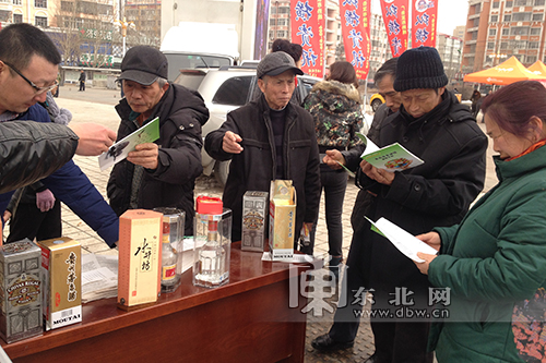 消費(fèi)者正在閱讀《種子法律法規(guī)手冊(cè)》。東北網(wǎng)記者 楊帆 攝