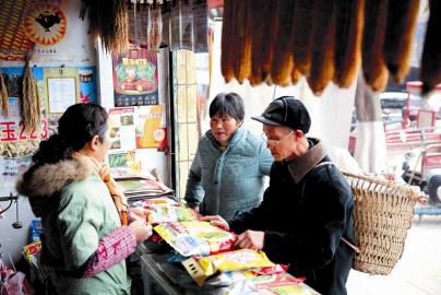 3月13日，華鎣市華龍辦事處柏木山村的農(nóng)民在選購(gòu)種子，為春耕生產(chǎn)做準(zhǔn)備。