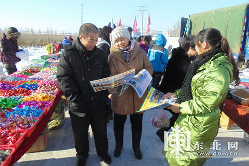 墾豐種業(yè)建邊分公司為在集市上設(shè)立固定銷售點(diǎn)為種植戶講解種植技術(shù)和發(fā)放宣傳單。