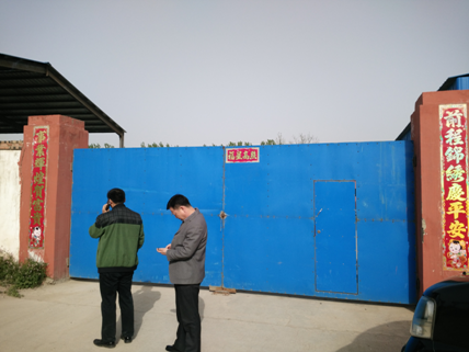 執(zhí)法隊(duì)在存放種子的倉庫門口(攝影 陳晨)