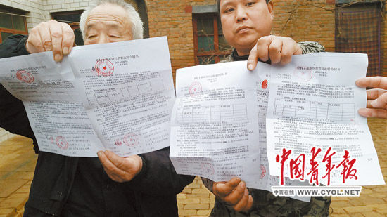 　　雖然去年剛剛簽訂了為期10年的土地流轉(zhuǎn)合同，但是成安縣北郎堡村村民的250多畝耕地依然遭包地&ldquo;老板&rdquo;&ldquo;毀約棄耕&rdquo;。本報(bào)記者？樊江濤/攝