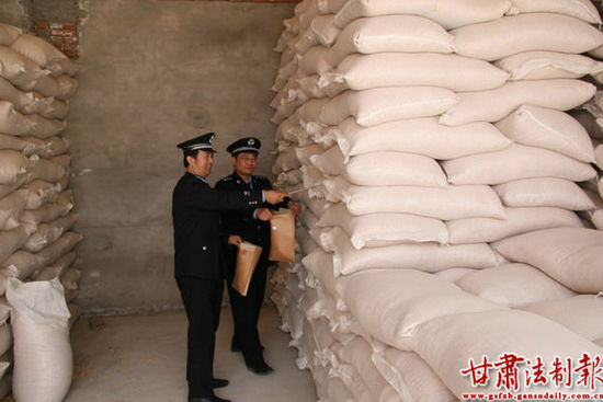 武威鐵張掖中院工作人員在取樣現(xiàn)場出示證件。