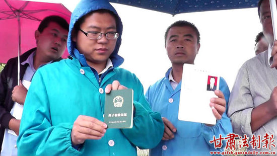 路法院法官在玉米種子存放點(diǎn)抽取樣品。