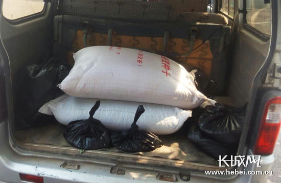 給農(nóng)民發(fā)放的作物種子。張強 攝