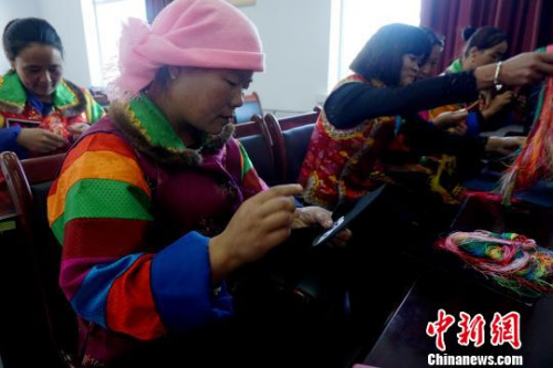 圖為正在盤(pán)秀的土族婦女們。　裴斐 攝