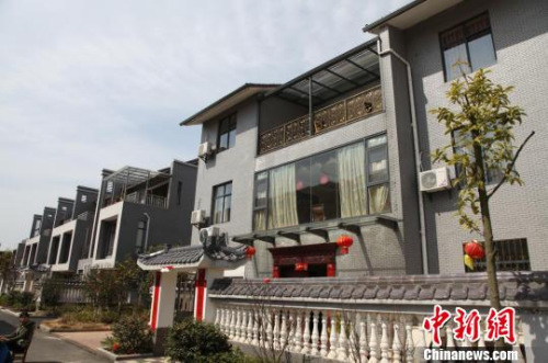 資料圖：農(nóng)民住進(jìn)聯(lián)排別墅。王劍 攝