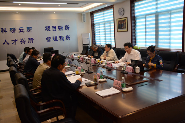 農(nóng)業(yè)部調(diào)研督導組在科研育種試驗田調(diào)研