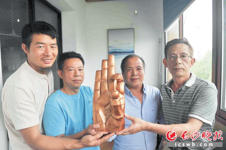 &larr;昨日，龍躍平（右二）決定將自己的雕塑《種子》模型捐贈給隆平水稻博物館。均為長沙晚報記者 賀文兵 攝